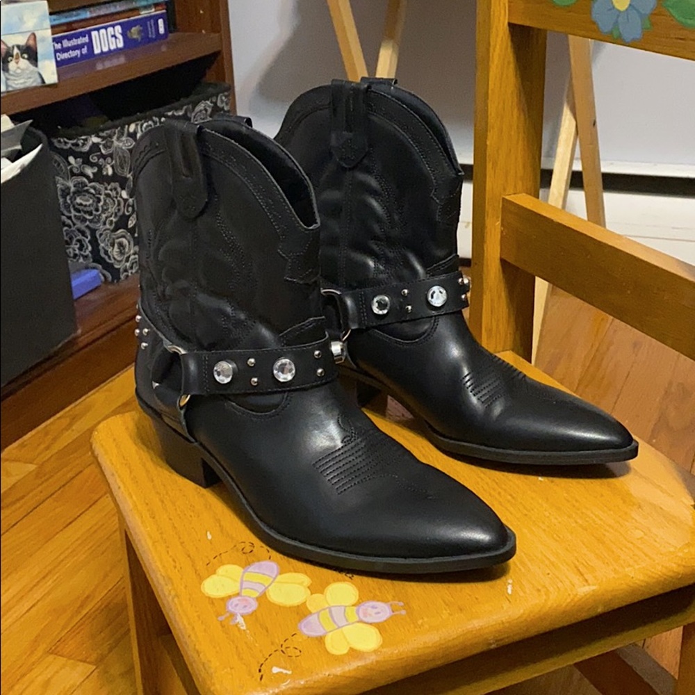 BERSHKA - Harness Detail Western Boots in Black